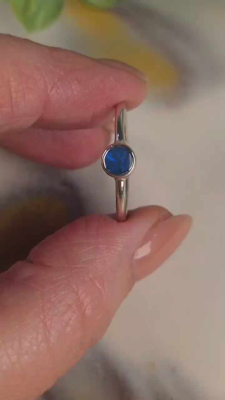 Round Coober Pedy Opal Ring – Palladium Silver, Size S